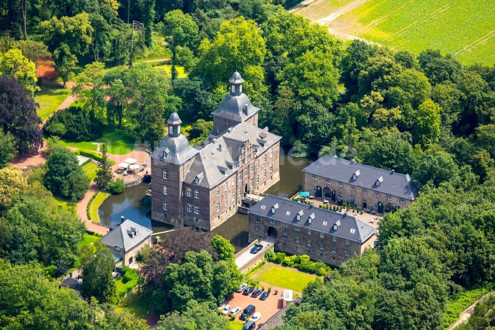 Luftbild Essen - Schloss Hugenpoet Wasserschloss im Essener Stadtteil Kettwig im Bundesland Nordrhein-Westfalen