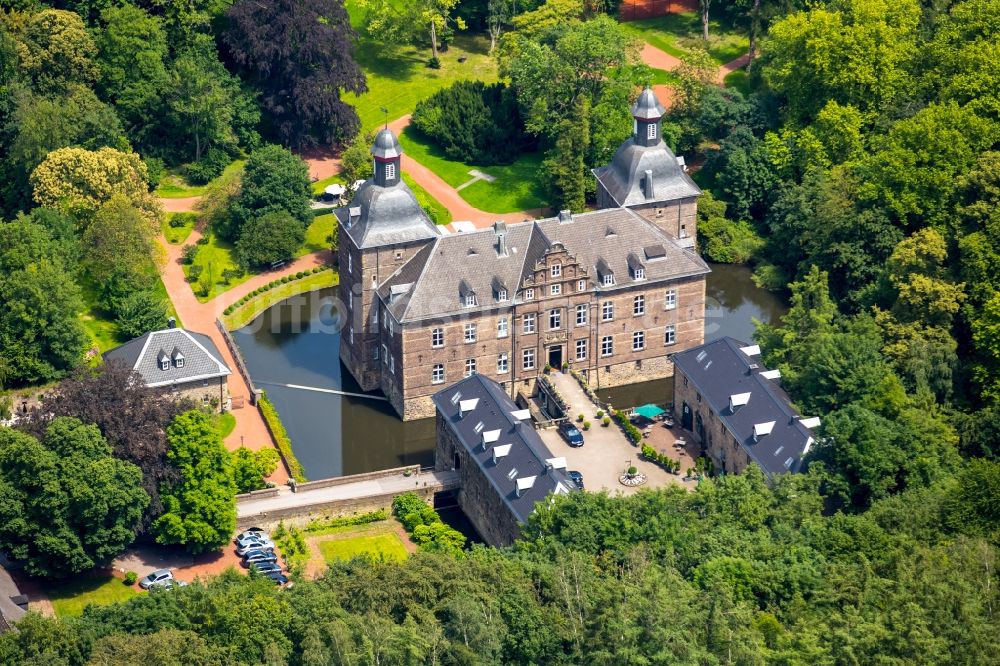 Essen von oben - Schloss Hugenpoet Wasserschloss im Essener Stadtteil Kettwig im Bundesland Nordrhein-Westfalen