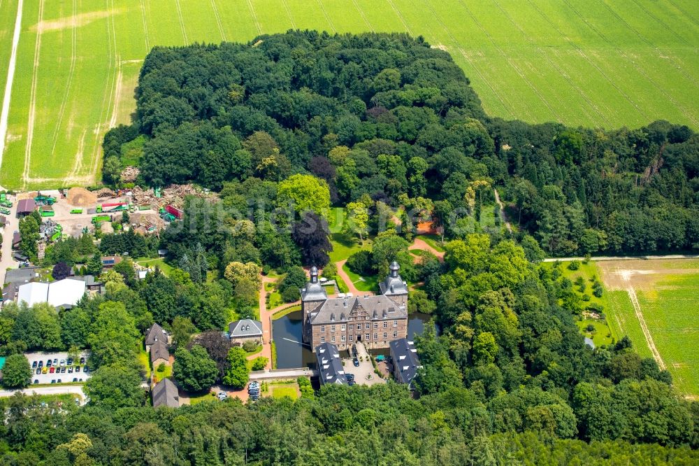 Essen aus der Vogelperspektive: Schloss Hugenpoet Wasserschloss im Essener Stadtteil Kettwig im Bundesland Nordrhein-Westfalen