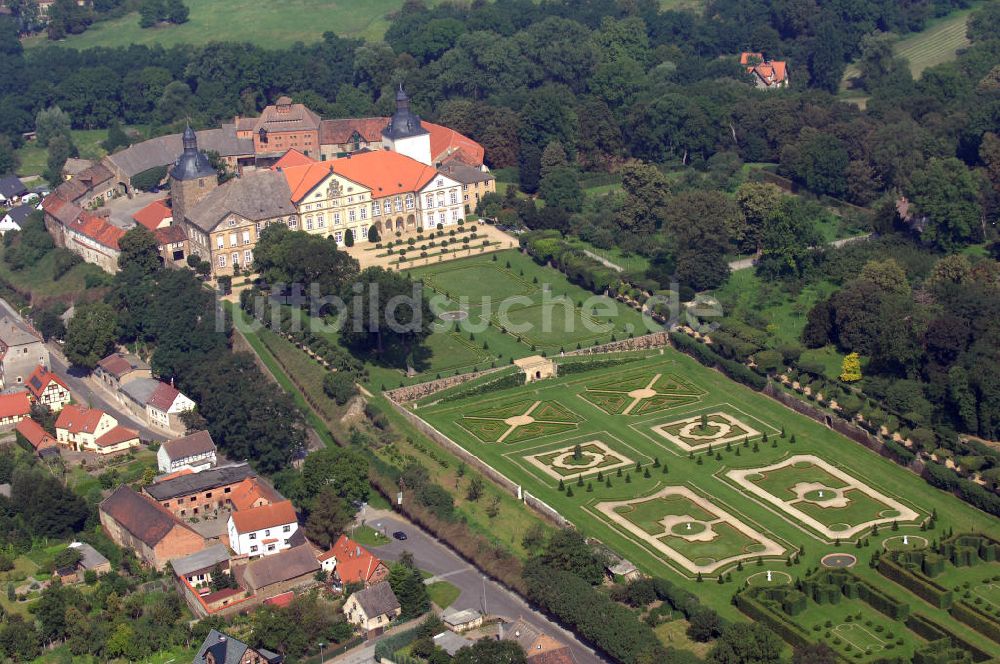 Hundisburg von oben - Schloss Hundisburg mit Gartenanlage