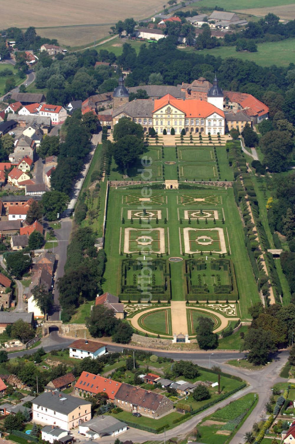 Luftaufnahme Hundisburg - Schloss Hundisburg mit Gartenanlage