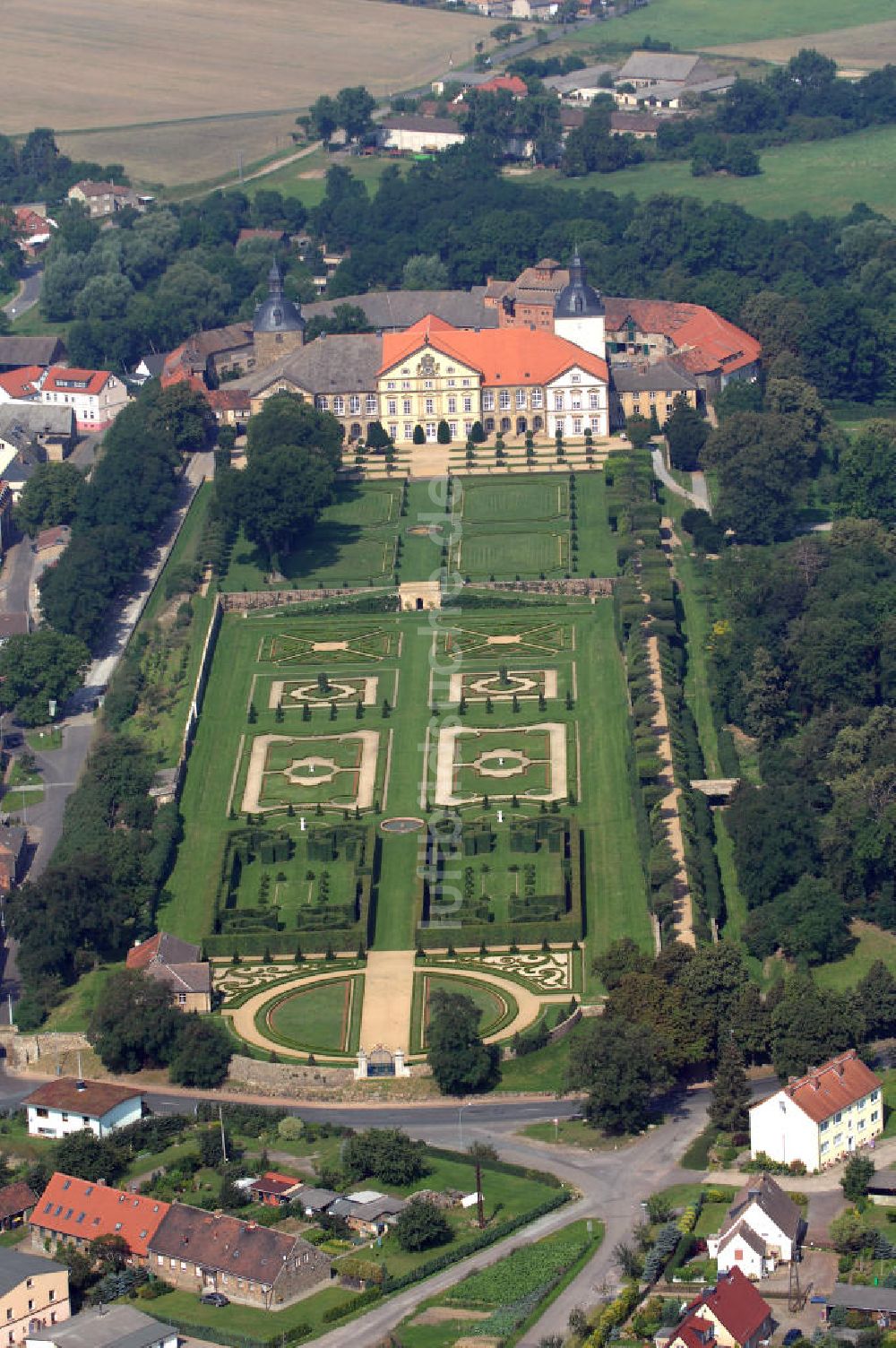 Hundisburg von oben - Schloss Hundisburg mit Gartenanlage