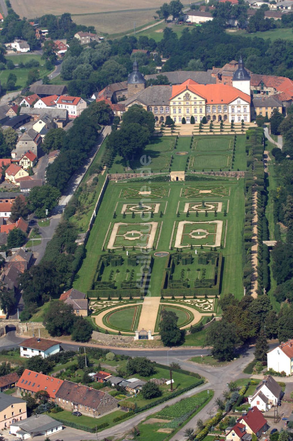 Hundisburg aus der Vogelperspektive: Schloss Hundisburg mit Gartenanlage