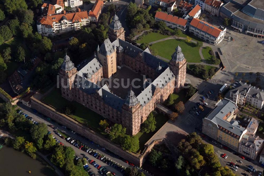 Aschaffenburg aus der Vogelperspektive: Schloss Johannisburg und der Schlossplatz