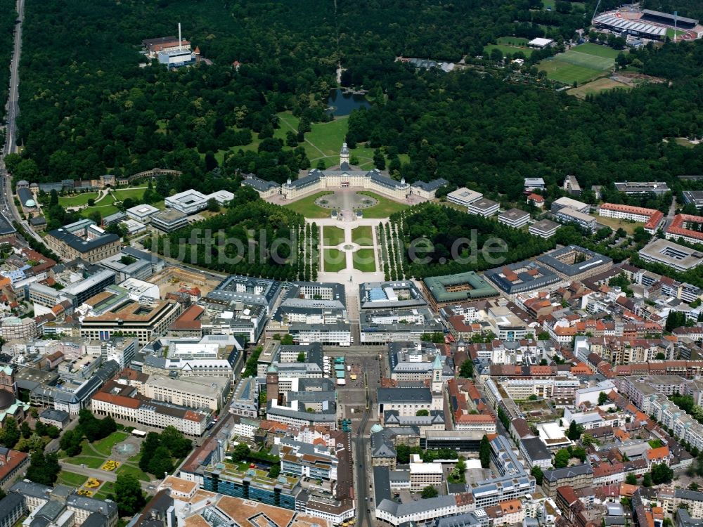 Karlsruhe von oben - Schloss Karlsruhe im Stadtteil Innenstadt in Karlsruhe im Bundesland Baden-Württemberg