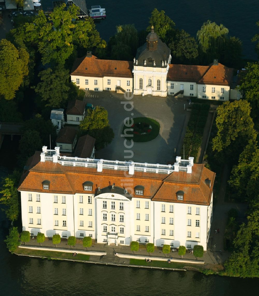 Berlin aus der Vogelperspektive: Schloss Köpenick am Ufer der Dahme im Ortsteil Köpenick in Berlin, Deutschland