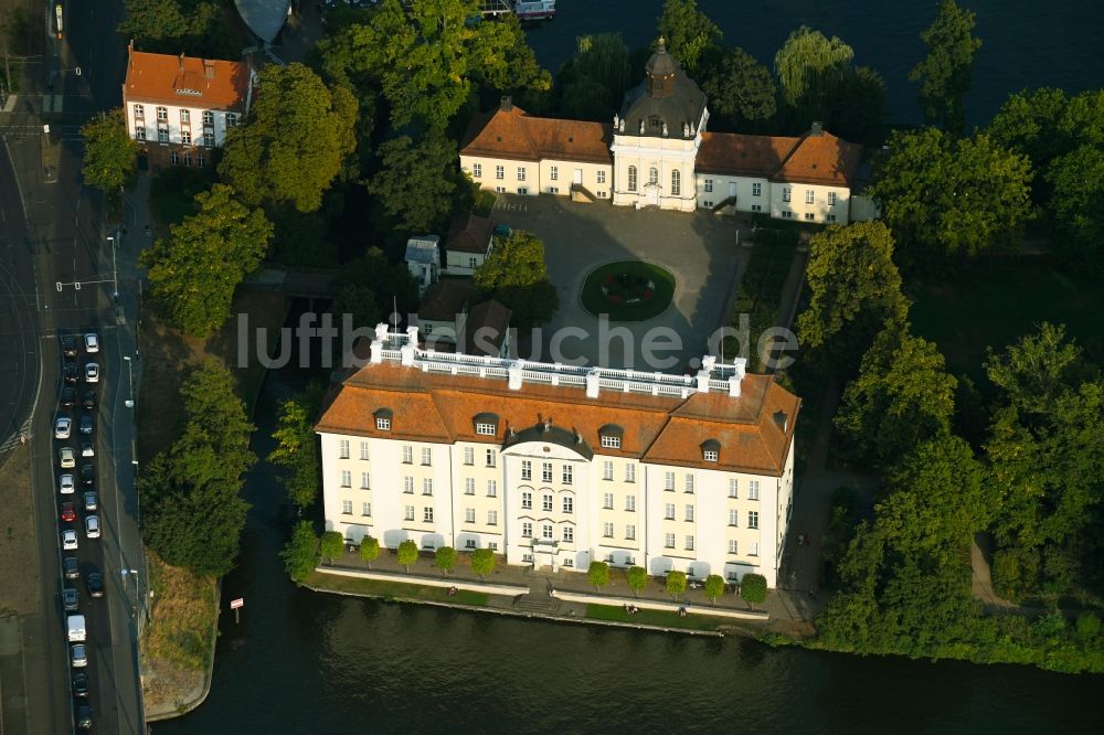 Luftaufnahme Berlin - Schloss Köpenick am Ufer der Dahme im Ortsteil Köpenick in Berlin, Deutschland