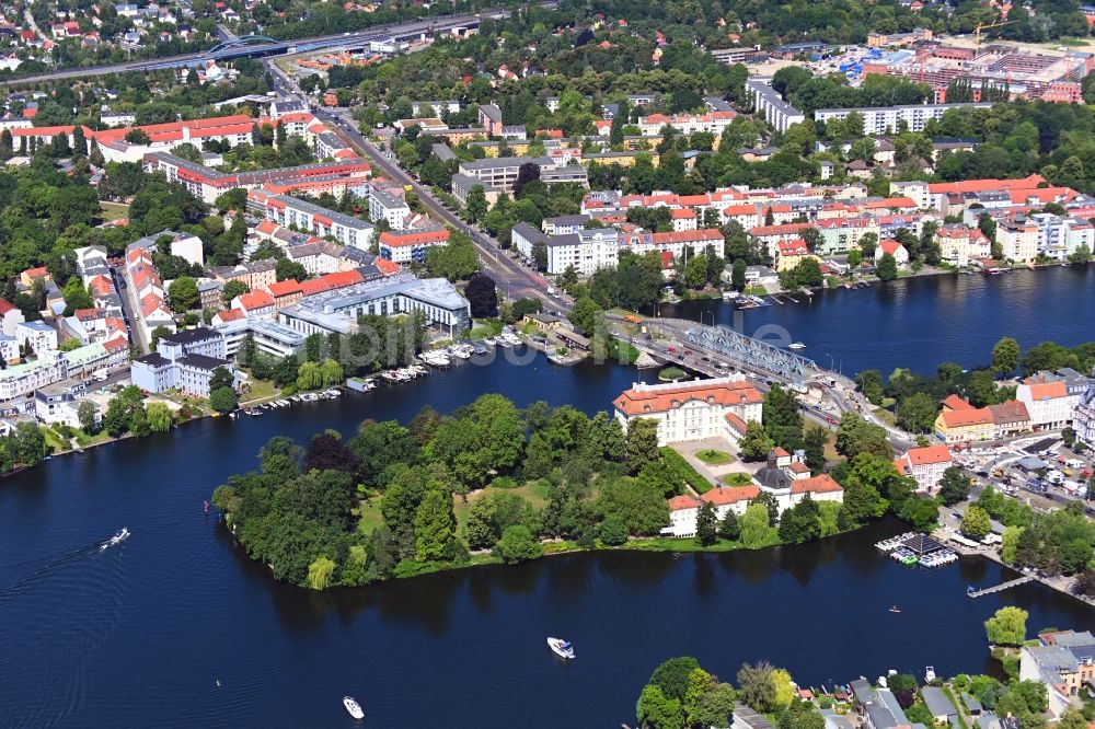 Luftaufnahme Berlin - Schloss Köpenick am Ufer der Dahme im Ortsteil Köpenick in Berlin, Deutschland