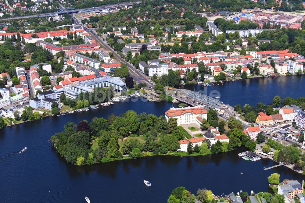 Berlin von oben - Schloss Köpenick am Ufer der Dahme im Ortsteil Köpenick in Berlin, Deutschland