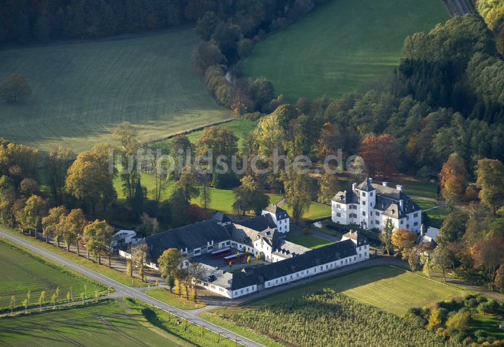 Meschede von oben - Schloss Laer mit Schlosskapelle Laer in Meschede im Sauerland in Nordrhein-Westfalen