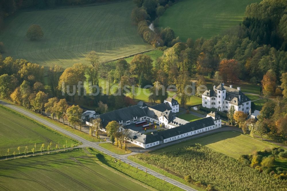 Meschede aus der Vogelperspektive: Schloss Laer mit Schlosskapelle Laer in Meschede im Sauerland in Nordrhein-Westfalen