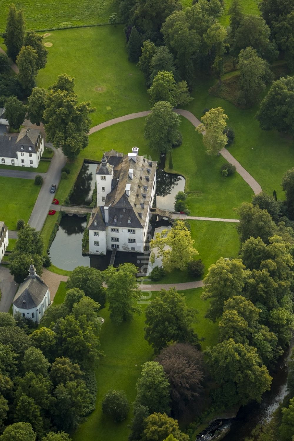 Luftbild Meschede - Schloss Laer mit Schlosskapelle Laer in Meschede im Sauerland in Nordrhein-Westfalen