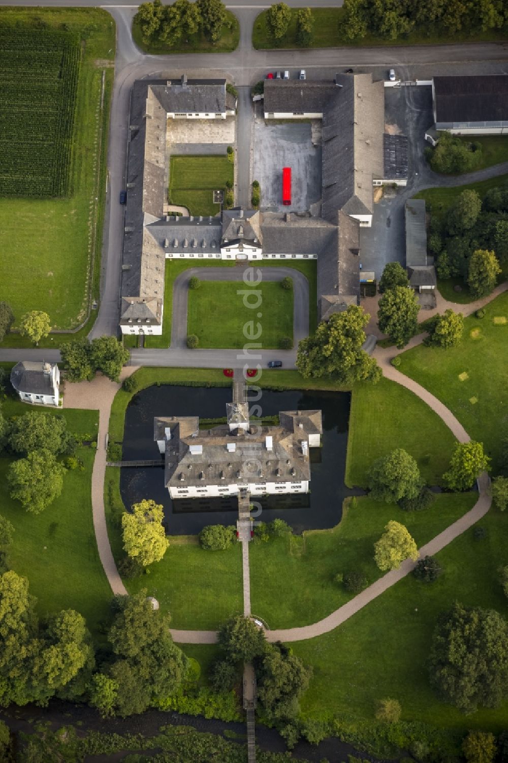 Luftaufnahme Meschede - Schloss Laer mit Schlosskapelle Laer in Meschede im Sauerland in Nordrhein-Westfalen