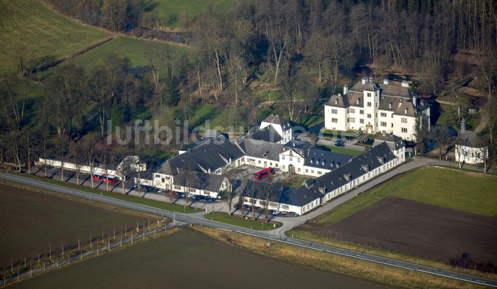 Luftbild Meschede - Schloss Laer mit Schlosskapelle Laer in Meschede im Sauerland in Nordrhein-Westfalen