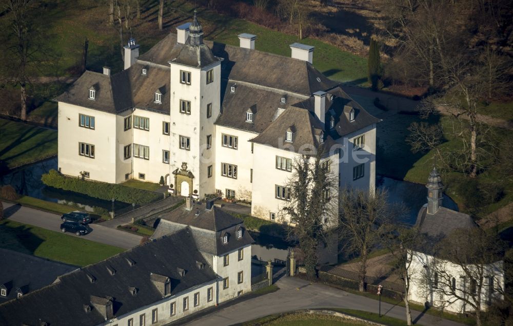 Meschede von oben - Schloss Laer mit Schlosskapelle Laer in Meschede im Sauerland in Nordrhein-Westfalen