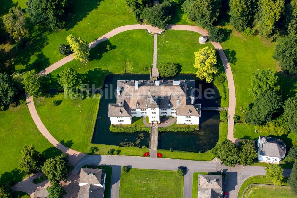 Meschede von oben - Schloss Laer mit Schlosskapelle Laer in Meschede im Sauerland in Nordrhein-Westfalen