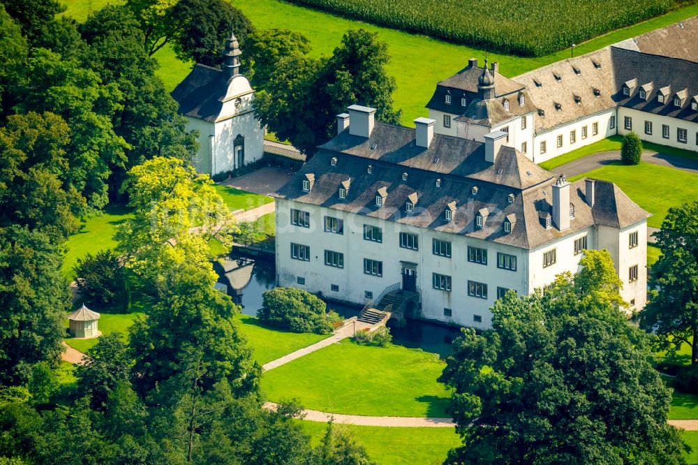 Meschede aus der Vogelperspektive: Schloss Laer mit Schlosskapelle Laer in Meschede im Sauerland in Nordrhein-Westfalen