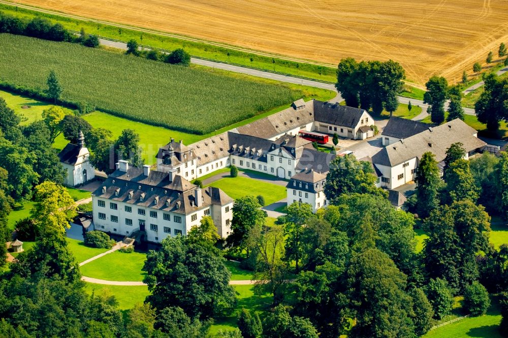 Luftbild Meschede - Schloss Laer mit Schlosskapelle Laer in Meschede im Sauerland in Nordrhein-Westfalen