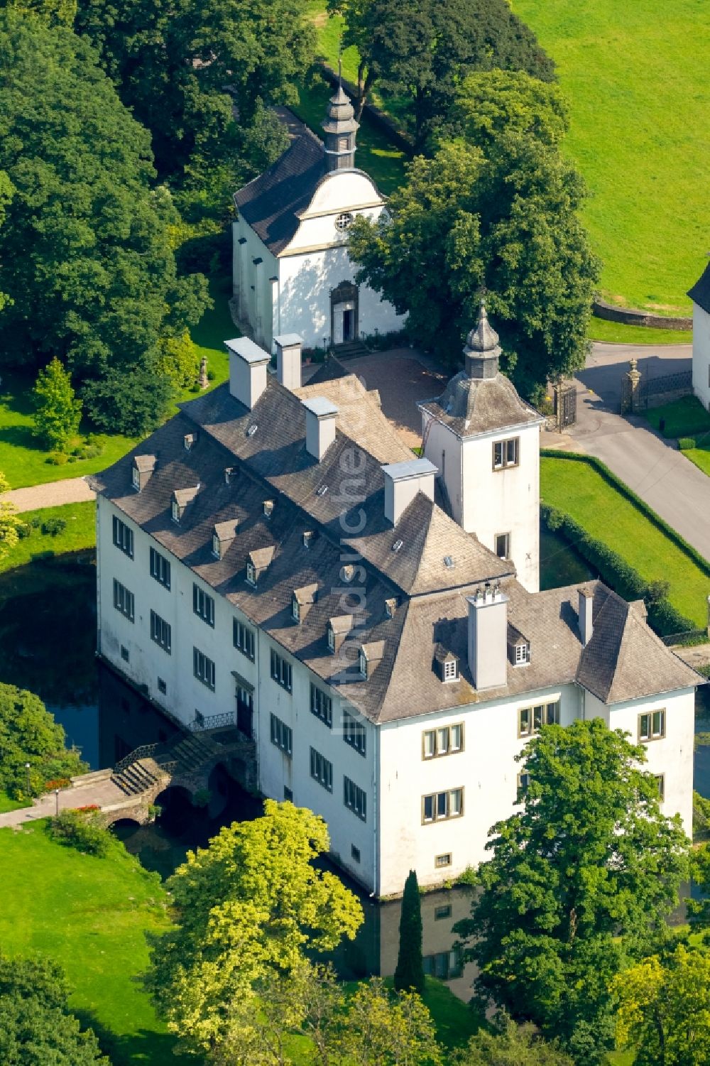 Luftaufnahme Meschede - Schloss Laer mit Schlosskapelle Laer in Meschede im Sauerland in Nordrhein-Westfalen