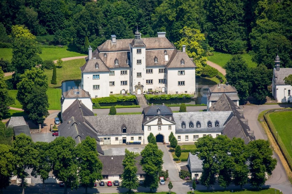 Luftaufnahme Meschede - Schloss Laer mit Schlosskapelle Laer in Meschede im Sauerland in Nordrhein-Westfalen