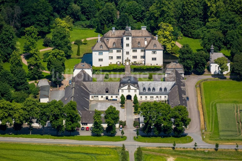 Meschede von oben - Schloss Laer mit Schlosskapelle Laer in Meschede im Sauerland in Nordrhein-Westfalen