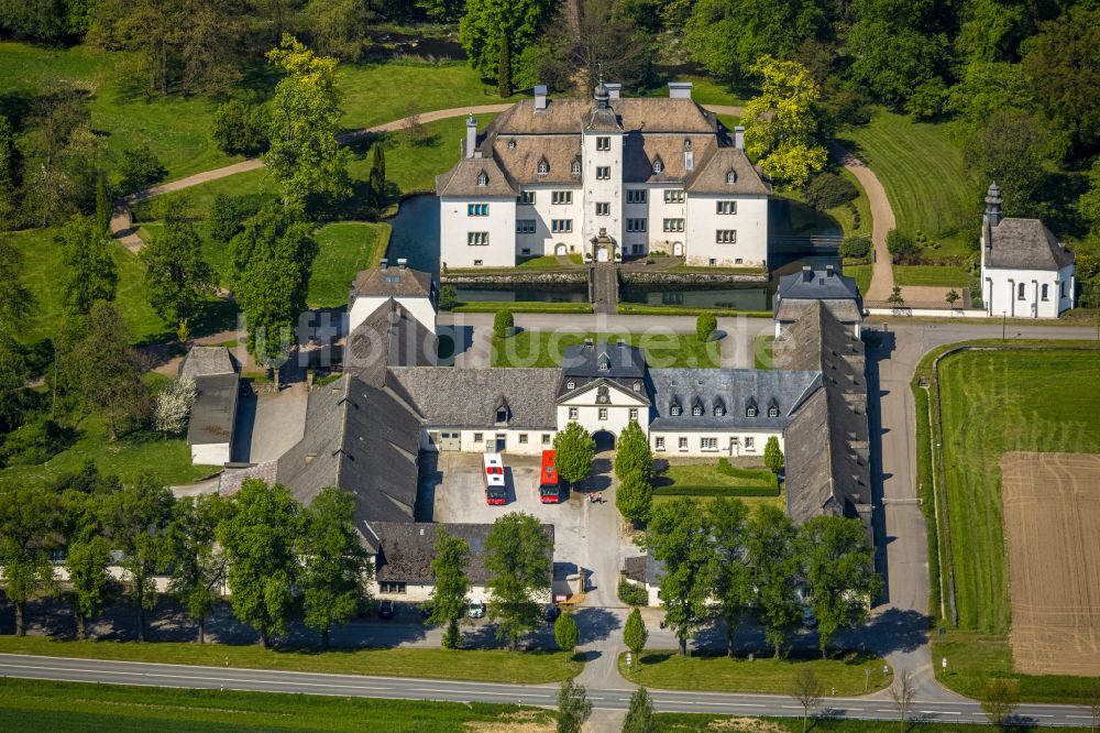 Meschede von oben - Schloss Laer mit Schlosskapelle Laer in Meschede im Sauerland in Nordrhein-Westfalen