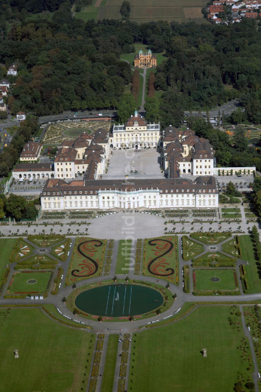 Ludwigsburg aus der Vogelperspektive: Schloss Ludwigsburg mit Südgarten und im Hintergrund Schloss Favorite in Baden-Württemberg