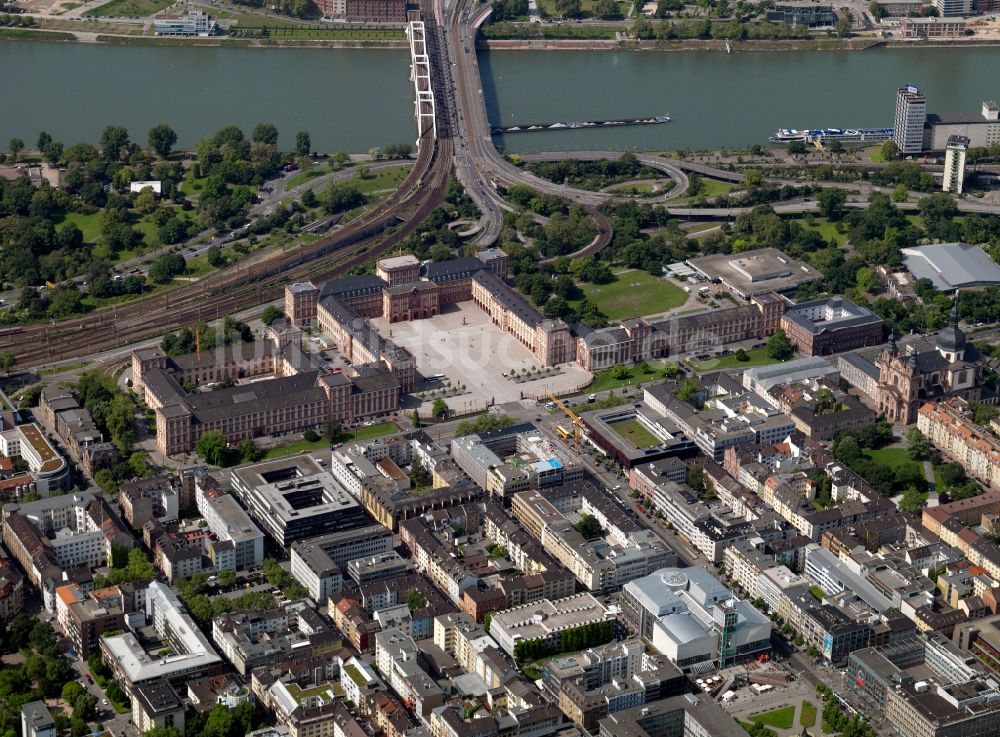 Mannheim aus der Vogelperspektive: Schloss Mannheim in der Innenstadt von Mannheim im Bundesland Baden-Württemberg