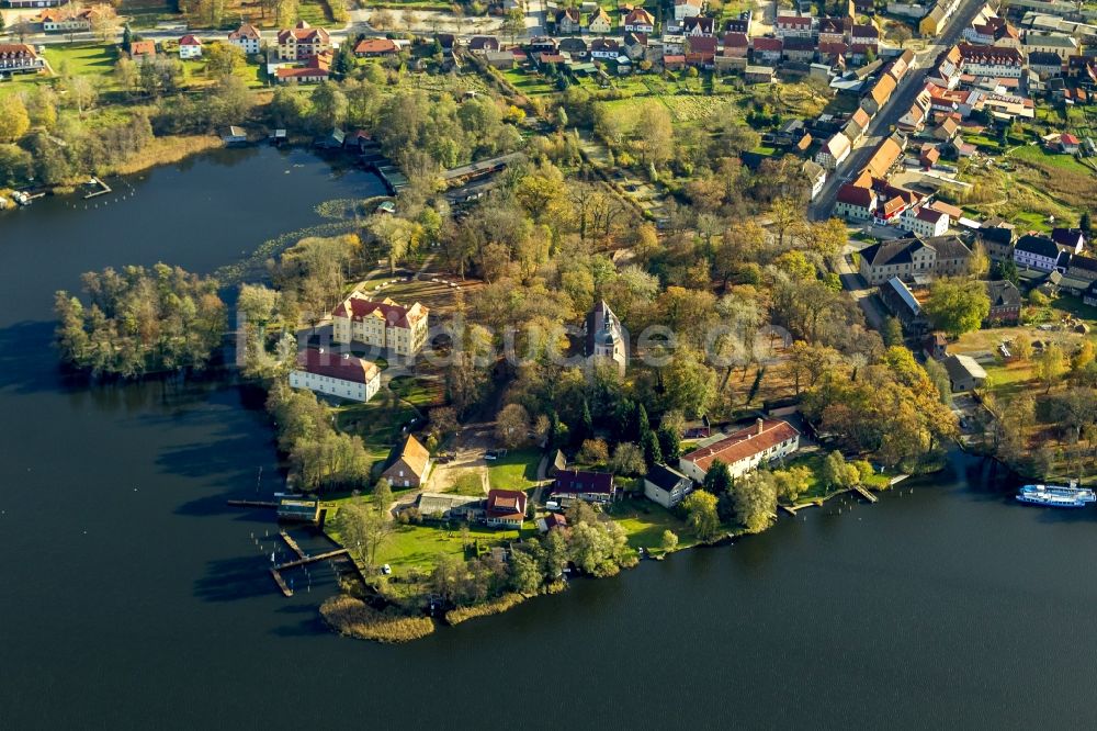 Mirow aus der Vogelperspektive: Schloss Mirow mit Johanniterkirche auf der Schlossinsel Mirow im Bundesland Mecklenburg-Vorpommern