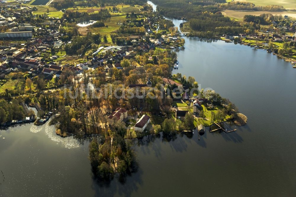 Mirow aus der Vogelperspektive: Schloss Mirow mit Johanniterkirche auf der Schlossinsel Mirow im Bundesland Mecklenburg-Vorpommern