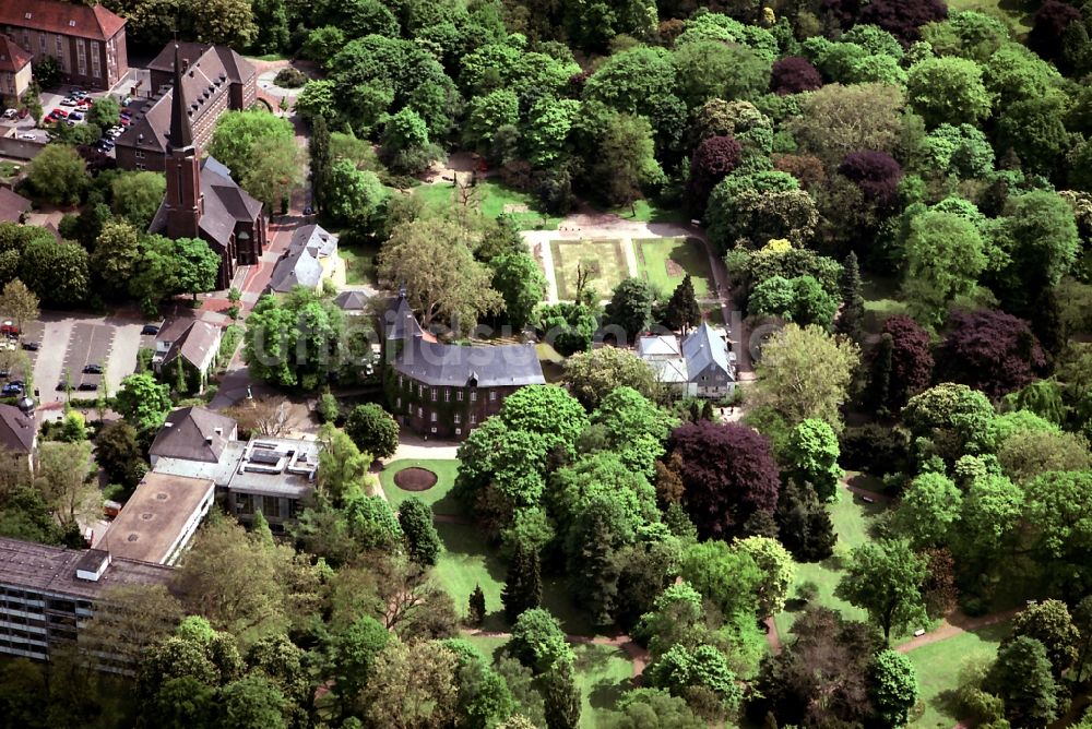 Moers von oben - Schloss in Moers im Bundesland Nordrhein-Westfalen