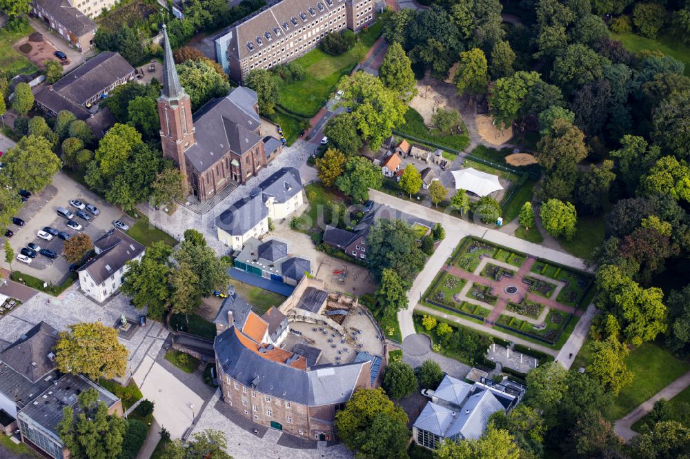 Moers aus der Vogelperspektive: Schloß in Moers im Bundesland Nordrhein-Westfalen, Deutschland