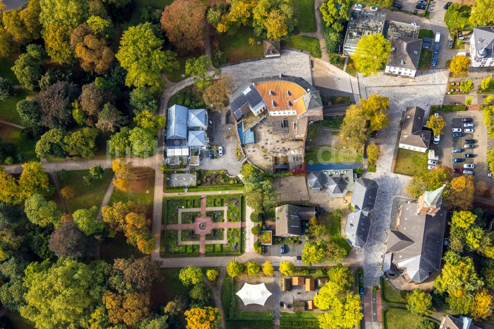 Moers aus der Vogelperspektive: Schloß in Moers im Bundesland Nordrhein-Westfalen, Deutschland