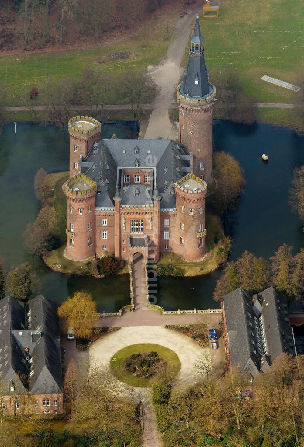 Luftaufnahme Bedburg-Hau - Schloss Moyland, einem Wasserschloss bei Bedburg-Hau im Kreis Kleve