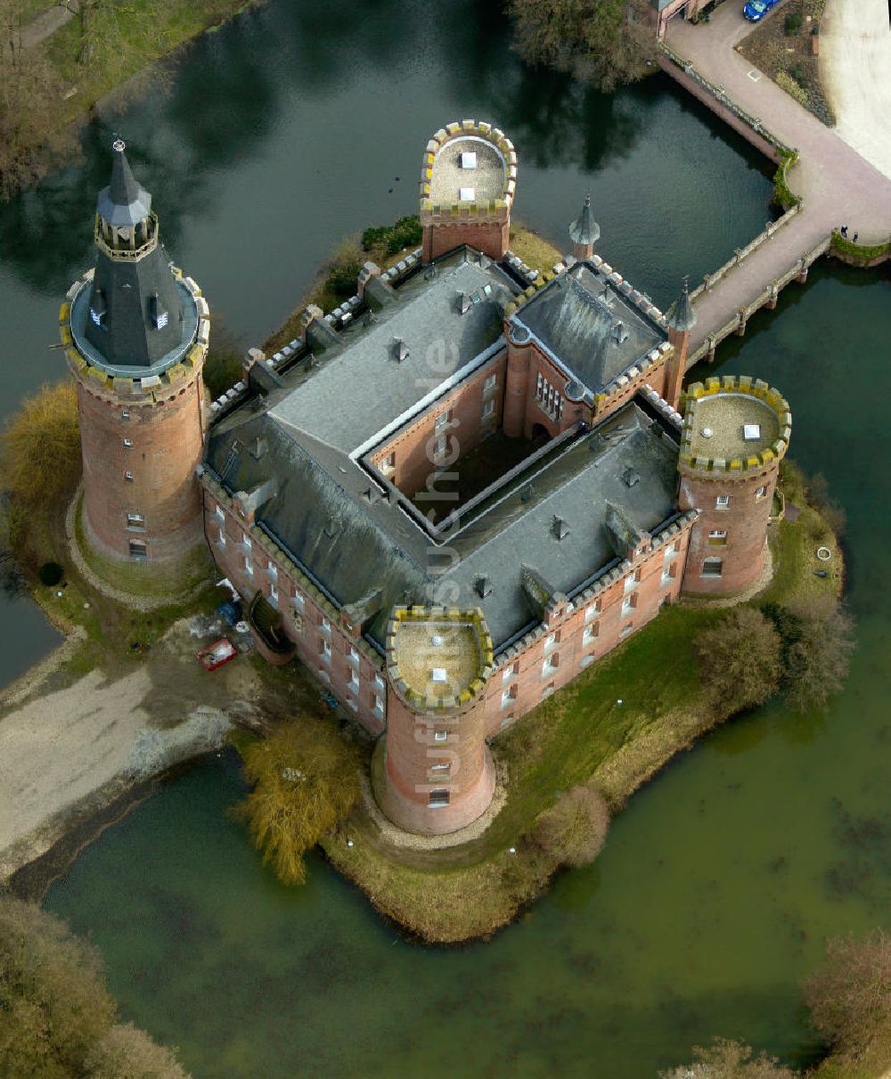 Bedburg-Hau von oben - Schloss Moyland, einem Wasserschloss bei Bedburg-Hau im Kreis Kleve