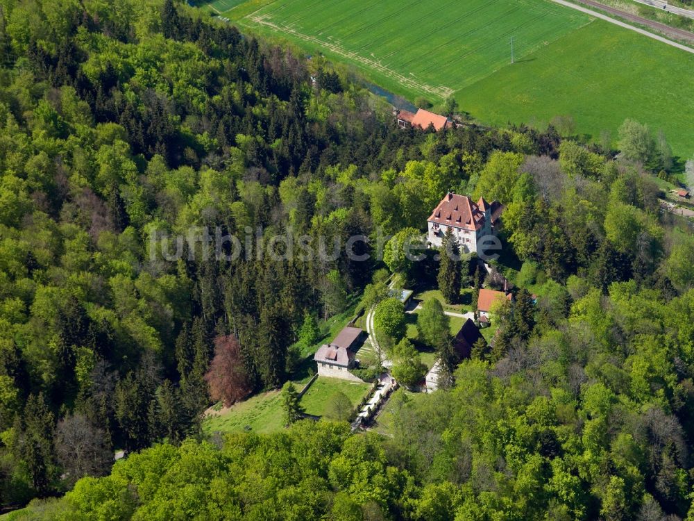 Hütten von oben - Schloss Neusteußlingen in der Gemeinde Hütten im Alb-Donau-Kreis im Bundesland Baden-Württemberg