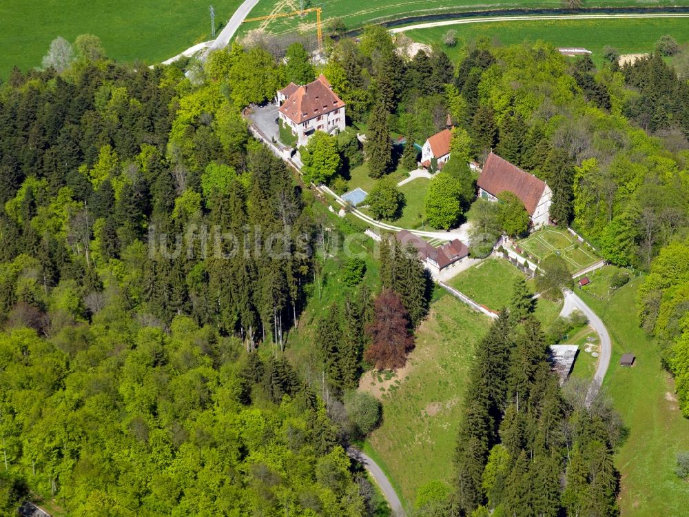 Hütten aus der Vogelperspektive: Schloss Neusteußlingen in der Gemeinde Hütten im Alb-Donau-Kreis im Bundesland Baden-Württemberg