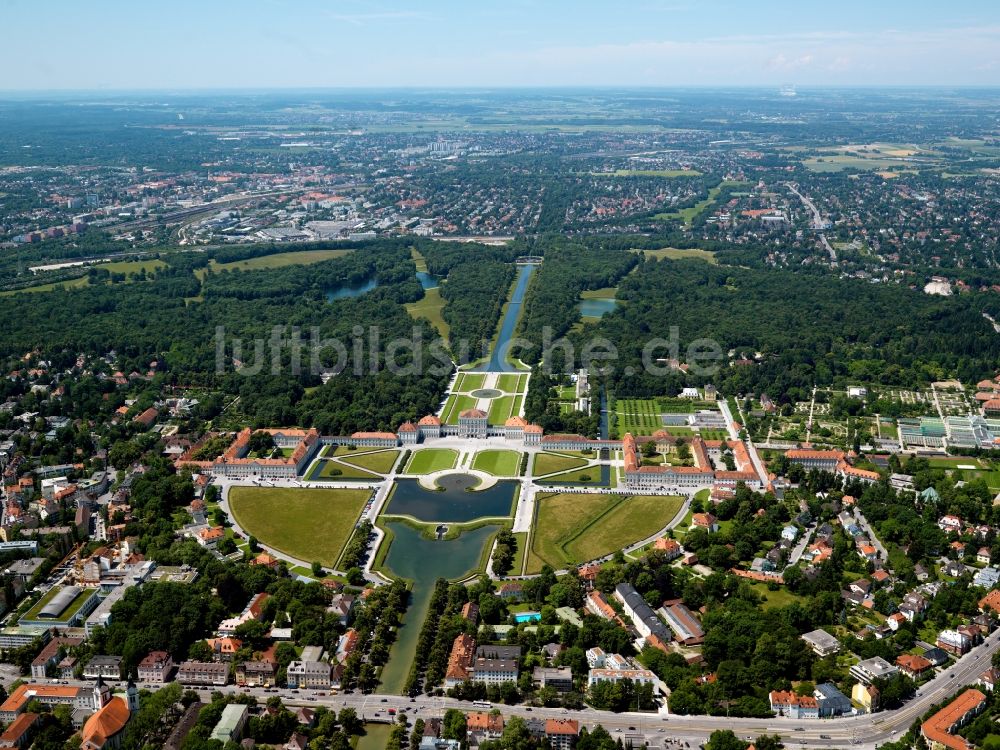 München von oben - Schloß Nymphenburg in München im Bundesland Bayern