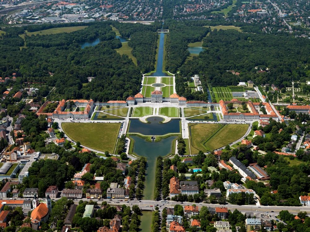 München aus der Vogelperspektive: Schloß Nymphenburg in München im Bundesland Bayern