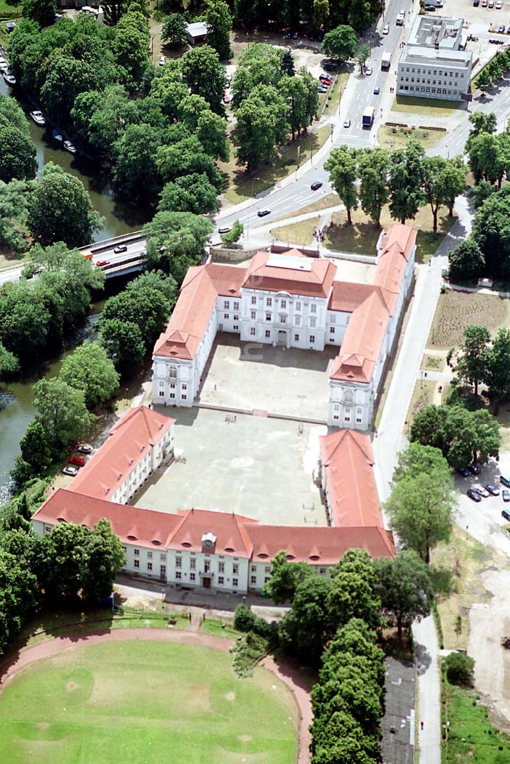 Oranienburg aus der Vogelperspektive: Schloß Oranienburg. Ort: Oranienburg Datum: 24.06.2003