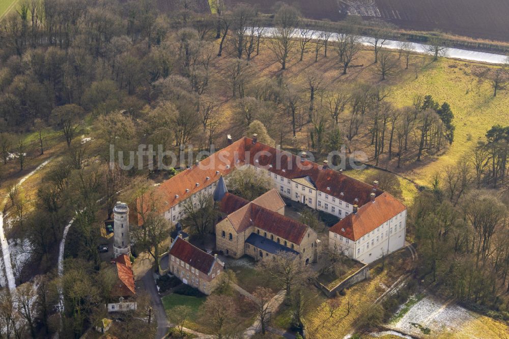 Selm von oben - Schloß im Ortsteil Cappenberg in Selm im Bundesland Nordrhein-Westfalen, Deutschland