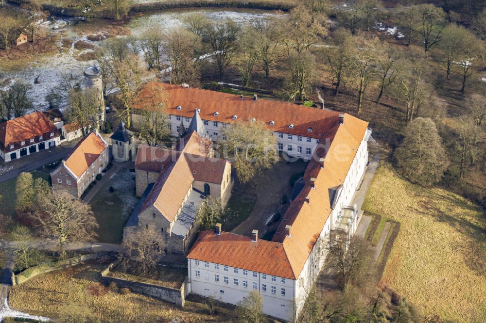 Selm von oben - Schloß im Ortsteil Cappenberg in Selm im Bundesland Nordrhein-Westfalen, Deutschland