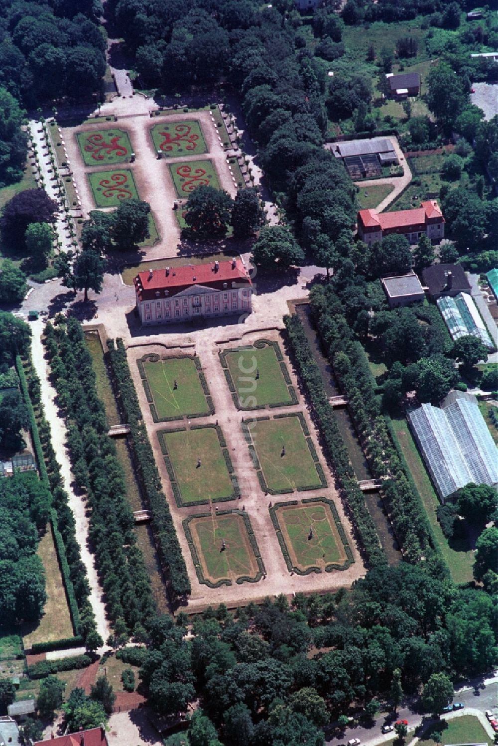 Berlin aus der Vogelperspektive: Schloss und Park Friedrichsfelde im Tierpark Berlin-Lichtenberg