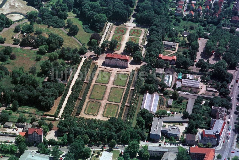 Luftbild Berlin - Schloss und Park Friedrichsfelde im Tierpark Berlin-Lichtenberg