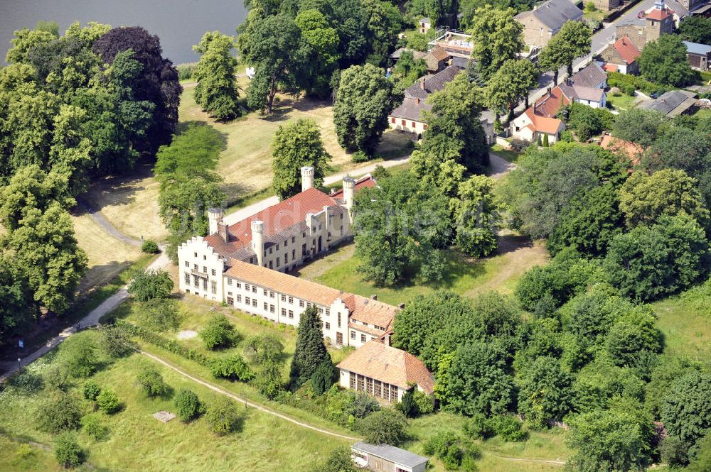 Werder aus der Vogelperspektive: Schloss Petzow in Werder, Brandenburg