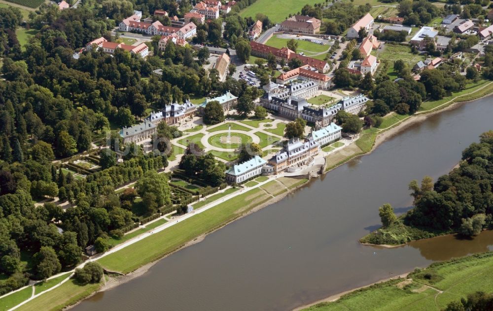 Dresden von oben - Schloss Pillnitz an der Elbe im Bundesland Sachsen