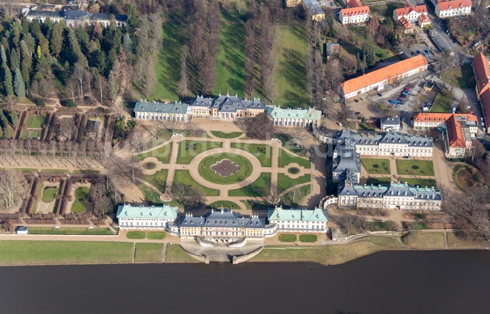 Dresden von oben - Schloss Pillnitz an der Elbe im Bundesland Sachsen