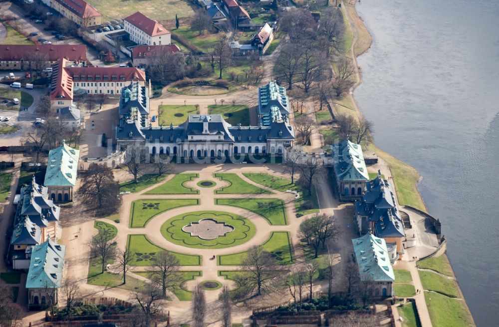 Luftaufnahme Dresden - Schloss Pillnitz an der Elbe im Bundesland Sachsen