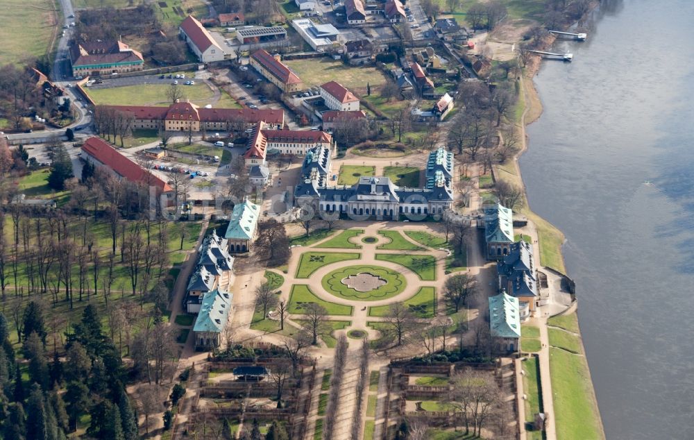 Dresden von oben - Schloss Pillnitz an der Elbe im Bundesland Sachsen