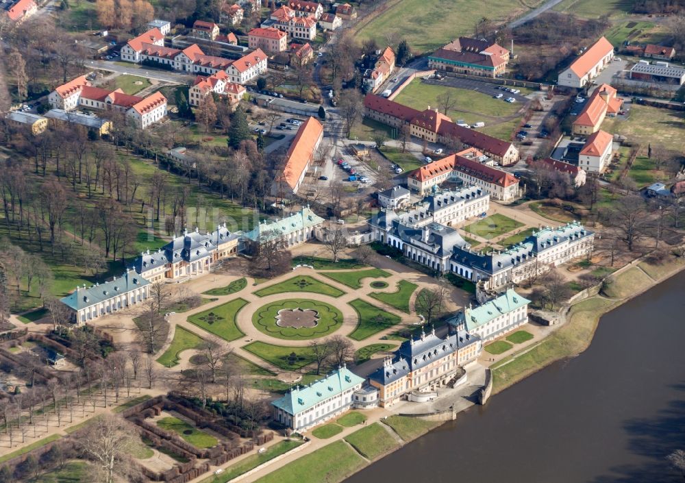 Dresden aus der Vogelperspektive: Schloss Pillnitz an der Elbe im Bundesland Sachsen